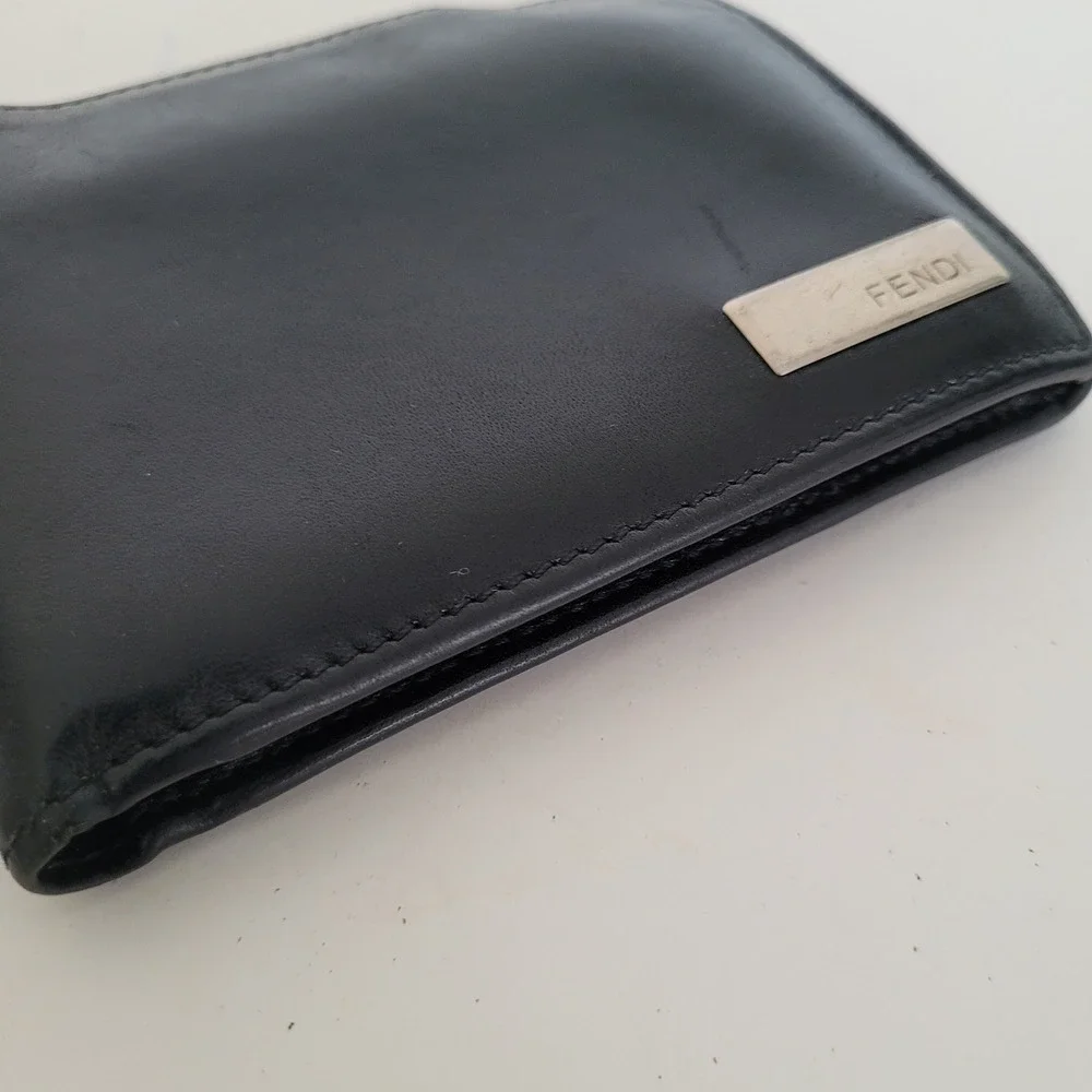 Fendi Mens Black Leather Bifold Wallet Silver Logo Plaque 2270-31011-008 Italy